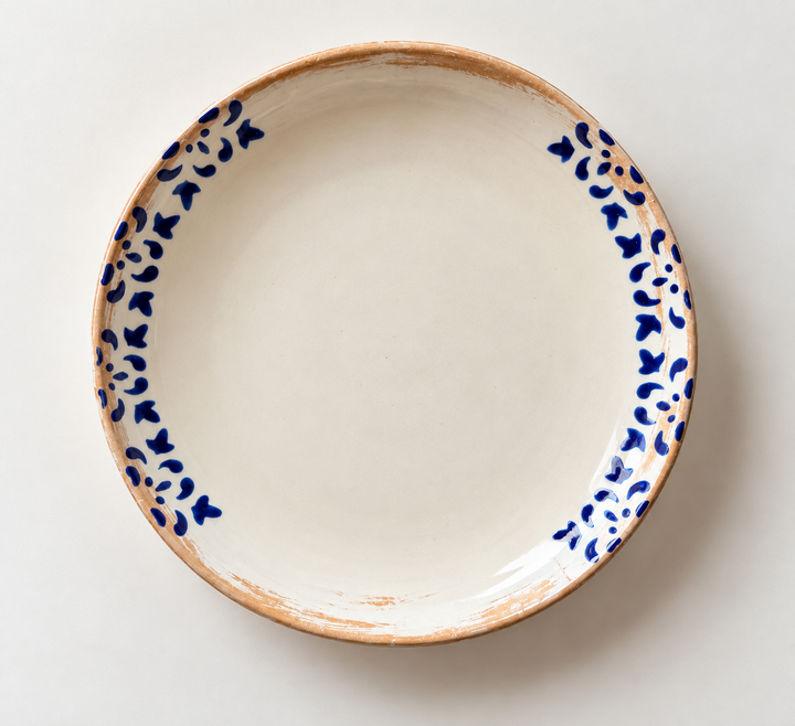 Hand-painted 22 cm ceramic plate with cobalt blue floral details and ivory glaze